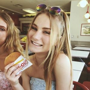 Meet your Posher, Claire